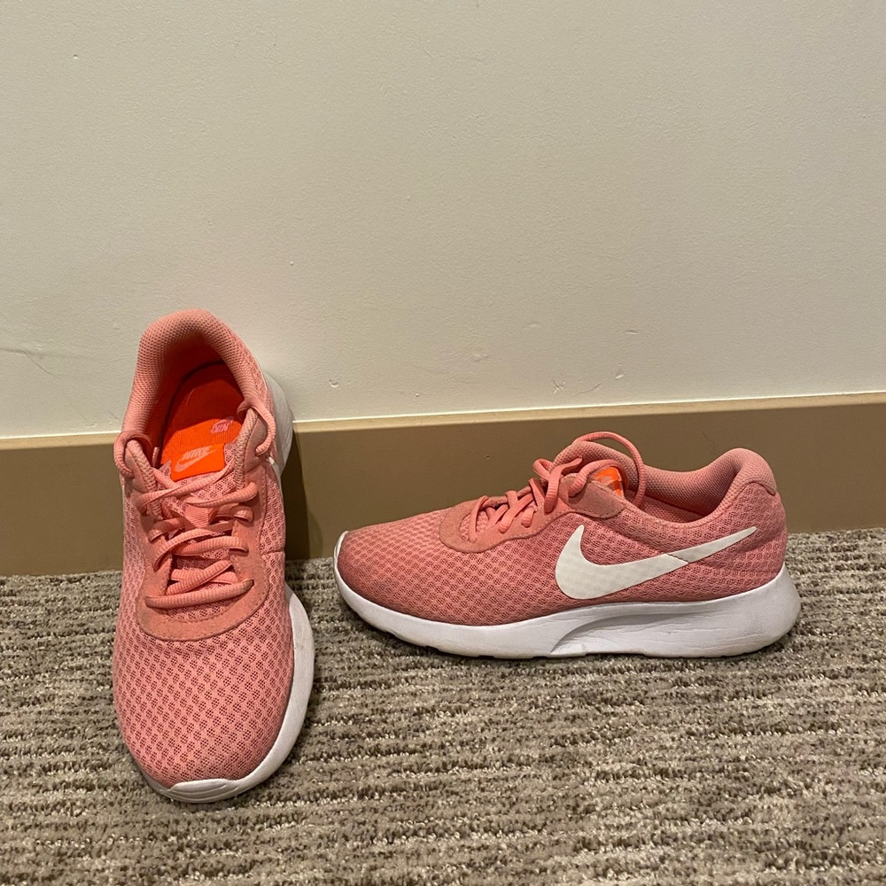Nike womens Roshe One Running - Pink size 8